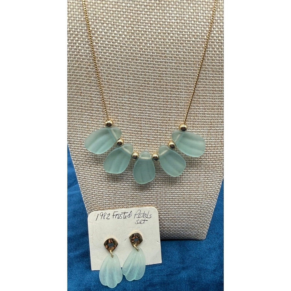 VTG‎ Avon "Frosted Petals" 1982 Necklace & Earrings Set Frosted Glass Seafoam